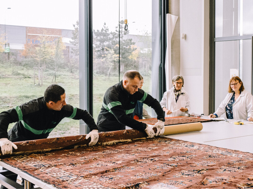 Une vingtaine de salariés du Louvre travaillent chaque jour au sein du Centre de conservation, sans compter les confrères parisiens et les prestataires, comme les restaurateurs.